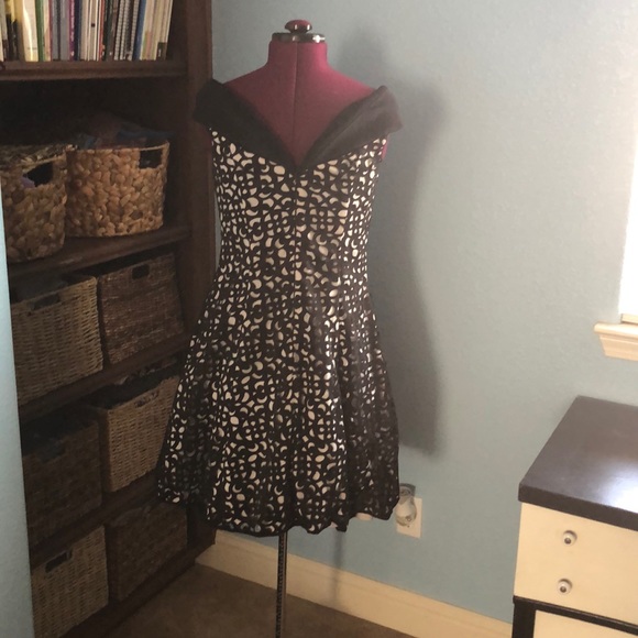 Black Off the shoulder dress - Picture 3 of 4